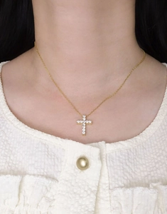 Détail du pendentif croix en argent S925 doré avec incrustations de zircons scintillants