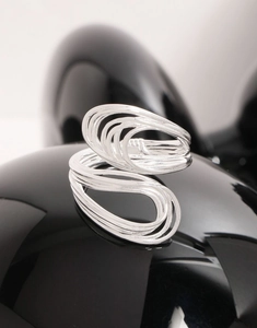 Vue détaillée d'une bague multicouche en argent sterling S925 sur un fond noir brillant