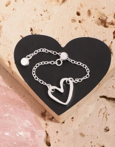 Detail of adjustable S925 sterling silver chain ring featuring a hollow heart charm
