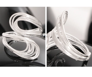 Détail macro du poinçon en argent sterling S925 et du design de la bague multicouche