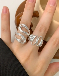 Détail d'une bague multicouche en argent 925 sur main avec une esthétique chaleureuse