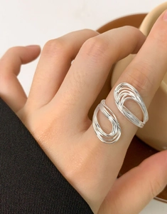 Vue macro des fils d'argent multicouches et de l'anneau ouvert réglable sur bague