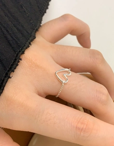 Close-up of S925 sterling silver heart-shaped chain ring worn on a finger