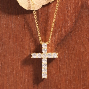 Collier croix en argent sterling 925 plaqué or avec des pierres de zircone brillantes