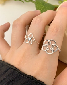 Dettaglio del set di anelli in argento S925 con fiori e cuori e catena regolabile