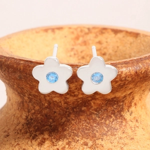 Elegante S925 Silber Blumen-Ohrstecker mit blauem Zirkon an einem rustikalen Topf