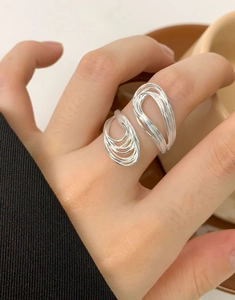 Gros plan d'une bague multicouche en argent sterling S925 sur une main de femme