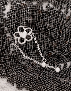Dettaglio dell'anello regolabile in argento sterling S925 con fiore e cuore