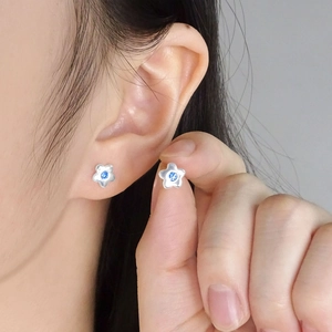 Elegante S925 Sterlingsilber Blumen Ohrstecker mit blauem Zirkon an weiblichem Model