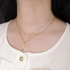 Colliers superposés en argent S925 doré avec pendentifs croix et zircons sur mannequin