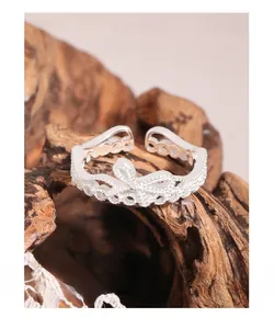 Vue macro de la bague couronne à nœud en argent S925 avec zircons sur bois