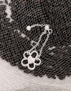 Macro di piercing all'ombelico in argento con fiore traforato e ciondolo a cuore lucido