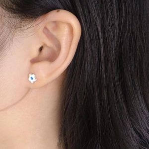 S925 Sterling Silber Blumen-Ohrstecker mit Aquamarin-Zirkon am Model getragen