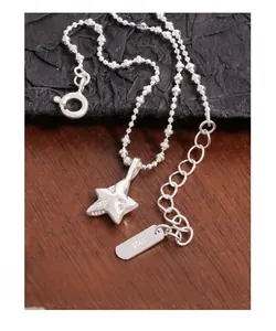 Macro del bracciale a stella in argento S925 con catena a sfere e dettaglio punzone