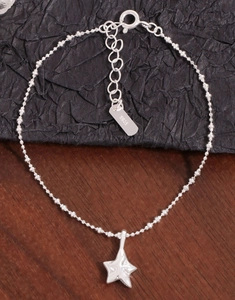 Dettaglio del ciondolo a stella in argento sterling S925 con il marchio sulla catena