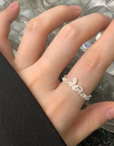 Détail de la bague en argent S925 avec dentelle, nœud papillon et motif couronne creuse