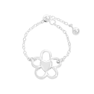 Anello regolabile in argento sterling S925 con motivo a fiore cavo e cuore su sfondo bianco
