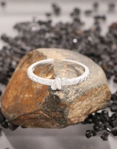 Detail of S925 sterling silver ring showing the engraved stars and hallmark on stone