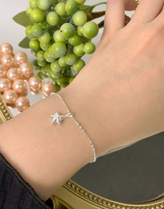Dettaglio del bracciale con stella in argento sterling S925 indossato al polso