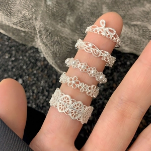 Ensemble de cinq bagues en argent S925 avec fleurs en dentelle, perles et couronne