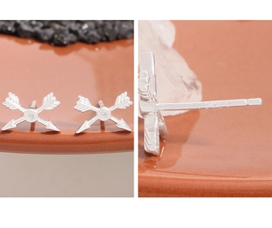Detailed close-up showing the S925 sterling silver hallmark and crossed arrows design