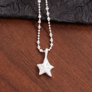 Collana con ciondolo a stella in argento sterling S925 con trama irregolare su sfondo scuro