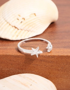 Detailed view of S925 sterling silver starfish ring with textured double star design