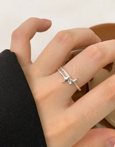 Détail de la bague double couche en argent S925 avec étoiles et zircons scintillants