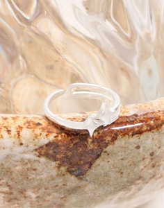 Macro de la bague double couche en argent S925 avec détails d'étoiles et de zircons