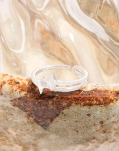 Gros plan détaillé de la bague en argent sterling S925 avec double couche et motif étoile