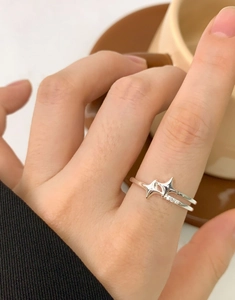 Bague double étoile en argent sterling S925 sertie de zircons sur la main du modèle