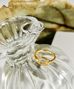 Detailaufnahme minimalistischer Hufeisen-Ringe aus S925 Silber mit Zirkonia-Stein