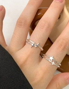 Détail d'une bague étoile argentée à double couche avec zircons sur la main