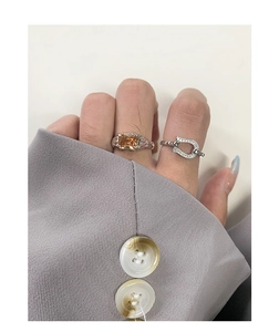Detailansicht S925 Silber Hufeisenring mit Diamanten und Bernstein Edelstein am Finger