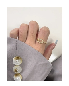Makroaufnahme Gold-Hufeisenring mit klaren Zirkonia-Mikropavé auf minimalistischer Schiene