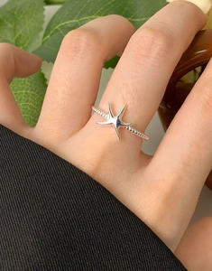 Détail d'une bague étoile de mer en argent S925 avec anneau torsadé porté au doigt