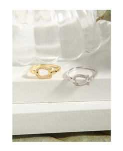 Makroaufnahme minimalistischer Hufeisen-Ringe in Gold und Silber mit Zirkonia-Besatz