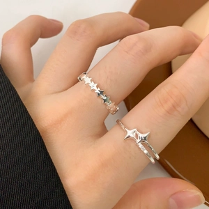 Bagues minimalistes en argent sterling S925 avec zircons portées par un mannequin