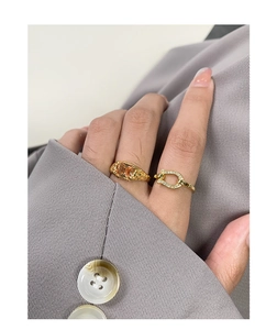 Detail eines S925 Silber Hufeisen-Ring-Sets mit Bernstein-Zirkon an der Hand