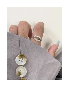 Nahaufnahme des S925 Sterlingsilber Hufeisenrings mit Pavé-Zirkonia-Besatz für Damen