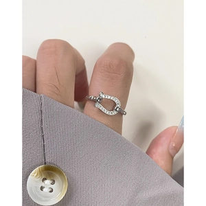 Minimalistischer Hufeisenring aus S925 Sterlingsilber mit weißen Zirkonia am Modell