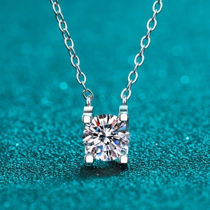 Collier en argent sterling S925 avec moissanite et sertissage classique à 4 griffes