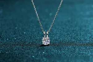 Détail macro du collier en argent S925 avec moissanite ronde sertie à quatre griffes