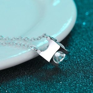 Collier en argent poli avec pendentif lettre H et pierre de moissanite ronde étincelante