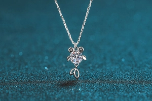 Vue détaillée du pendentif souris en argent 925 avec pierre moissanite étincelante