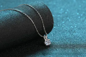 Vue détaillée d'un collier en argent S925 avec pendentif Moissanite à quatre griffes