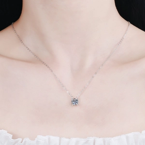 Collier classique en argent 925 et moissanite finition or rose porté par un mannequin