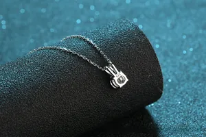 Détail du pendentif oreilles de lapin en argent 925 avec moissanite ronde brillante