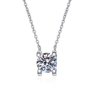 Collier moissanite en argent sterling S925 avec pendentif classique à 4 griffes sur blanc