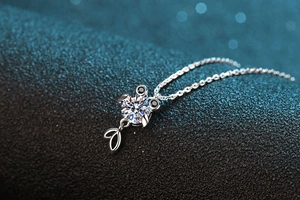 Détail macro du pendentif carpe koi en argent S925 avec moissanite et pierres noires